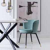 Silla tapizada con ribetes y asiento curvo