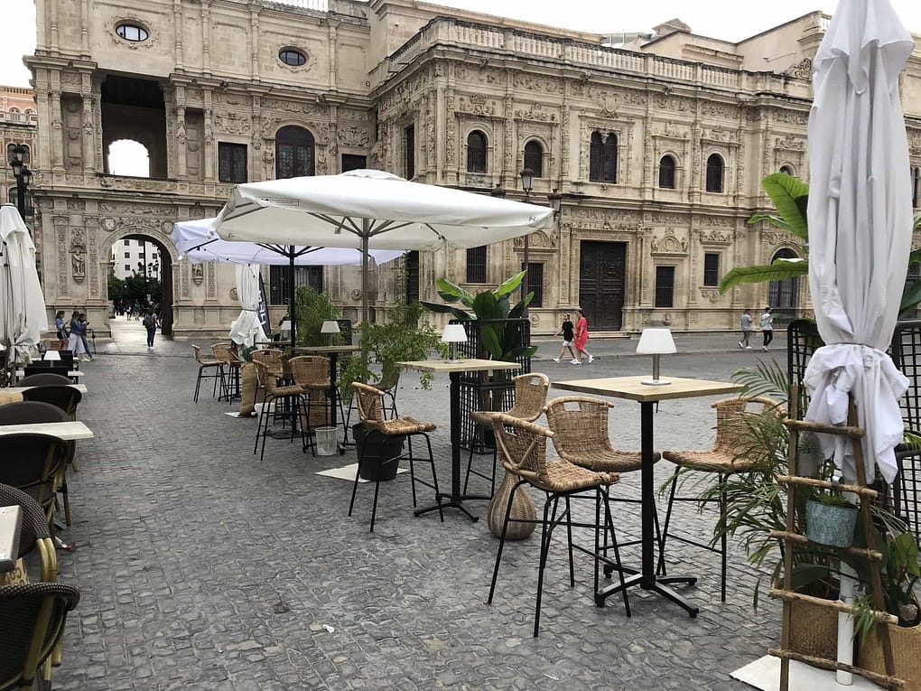 terraza restaurante con mesas de TOP Sillas y Mesas