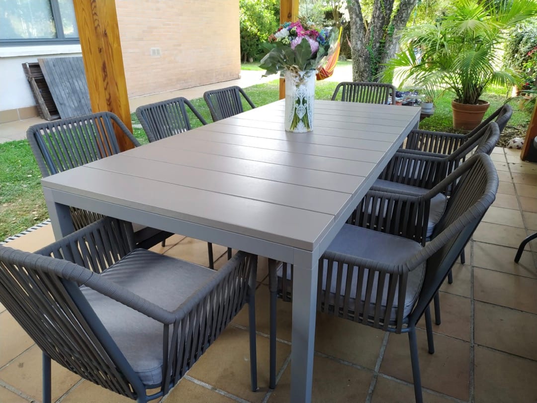 ambiente terraza exterior con sillas modelo Lua y mesa modelo Rio
