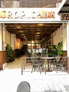 Sillas y mesas en terraza bar Tropicana