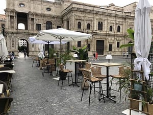 terraza restaurante con mesas de TOP Sillas y Mesas