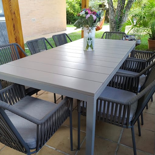 ambiente terraza exterior con sillas modelo Lua y mesa modelo Rio
