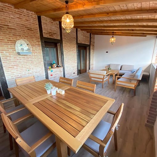 silla con brazos Hanoi de madera cojin en color taupe para exterior