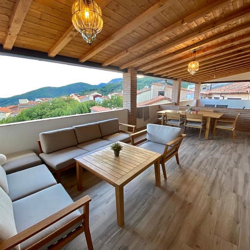 ambiente terraza con sofa y mesa modelo Hanoi
