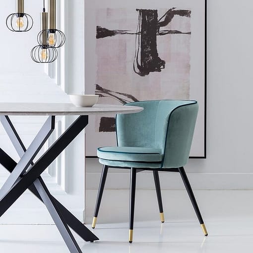Silla tapizada con ribetes y asiento curvo