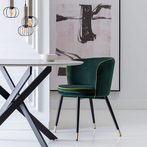 Silla tapizada con ribetes y asiento curvo