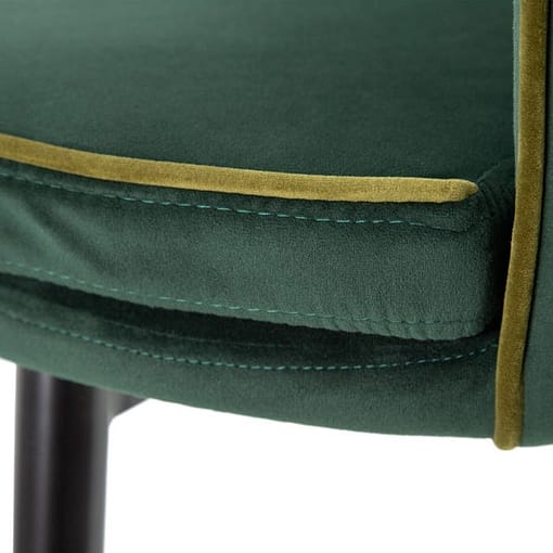 Silla tapizada con ribetes y asiento curvo
