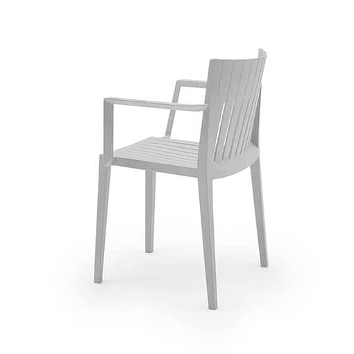 Sillas apilables modelo Spritz de Vondom para uso exterior.