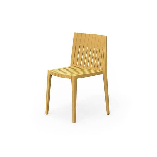 Sillas apilables modelo Spritz de Vondom para uso exterior.