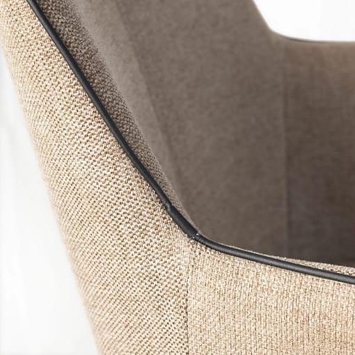 silla tapizada con reposabrazos