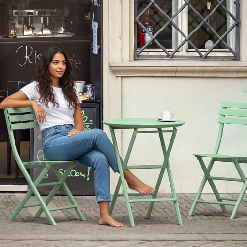 Silla HELEN plegable en terraza pequeña – diseño sobrio y elegante