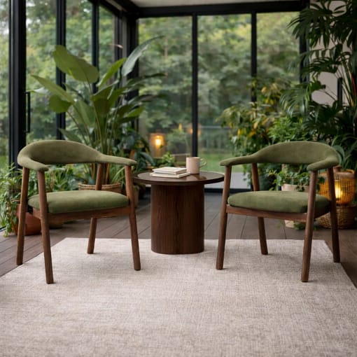 Silla con brazos tapizado verde oliva y estructura madera natural Sara